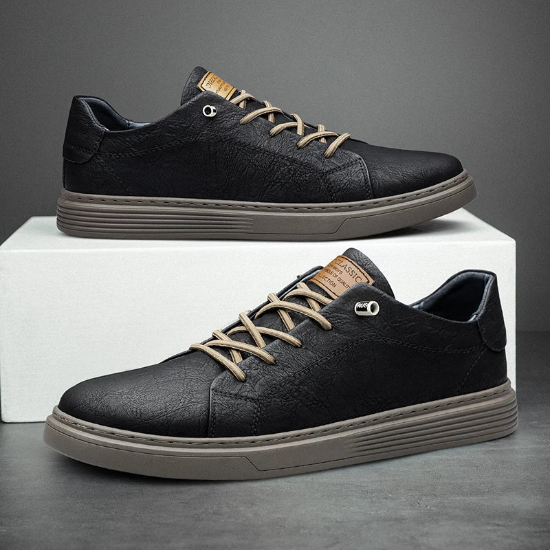 Klassiske herre sneakers med snørebånd og flad rillet sål