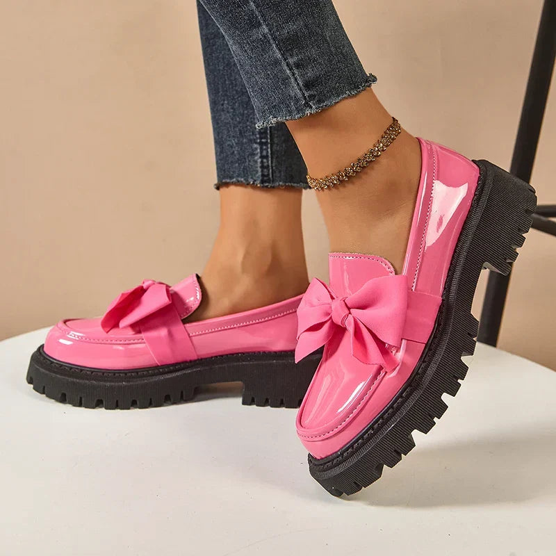 Dame loafers med stor sløjfe, blank overflade og kraftig rillet sål