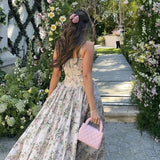 Hvid Blomster Cocktailkjole – Elegant Midi til Sommer og Fest