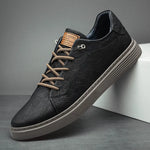 Klassiske herre sneakers med snørebånd og flad rillet sål