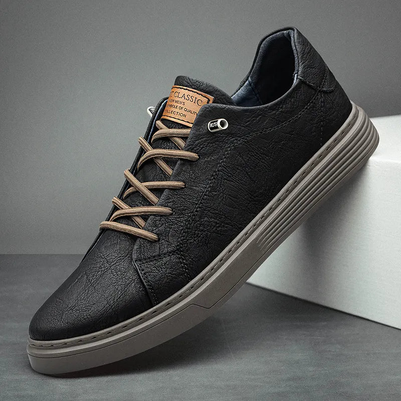 Klassiske herre sneakers med snørebånd og flad rillet sål