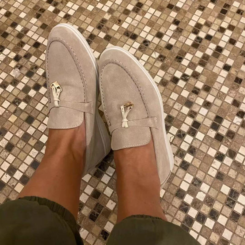 Dame loafers med spids tå og dekorativt metalspænde