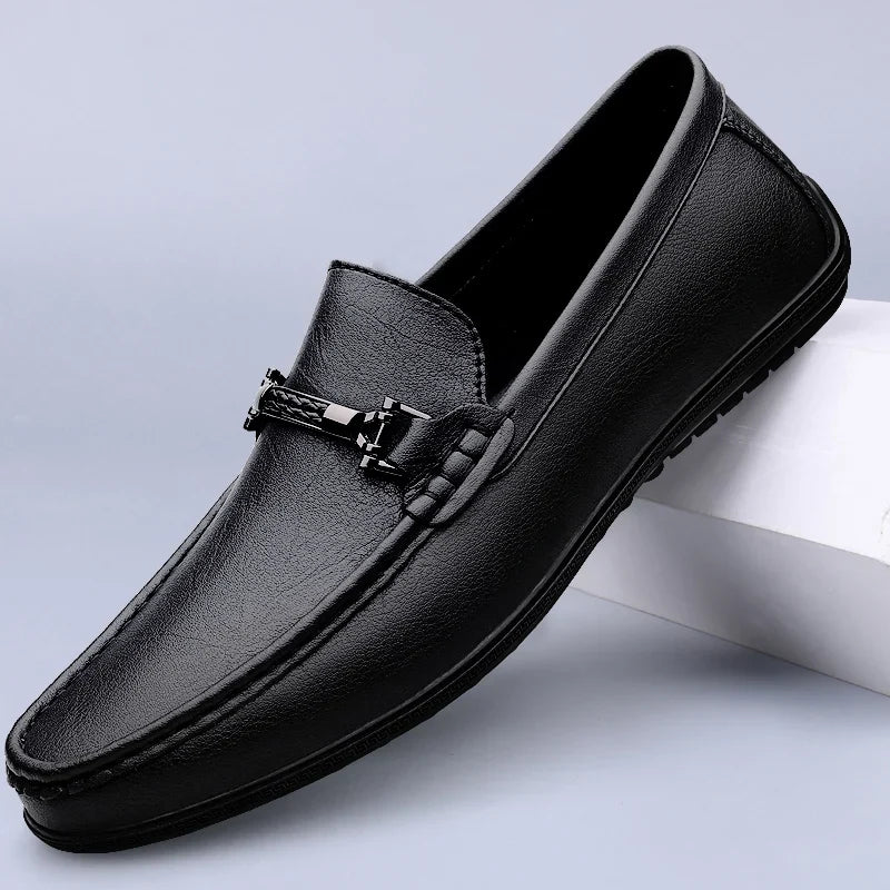 Loafers med dekorativ rem, rund tå og flad sål