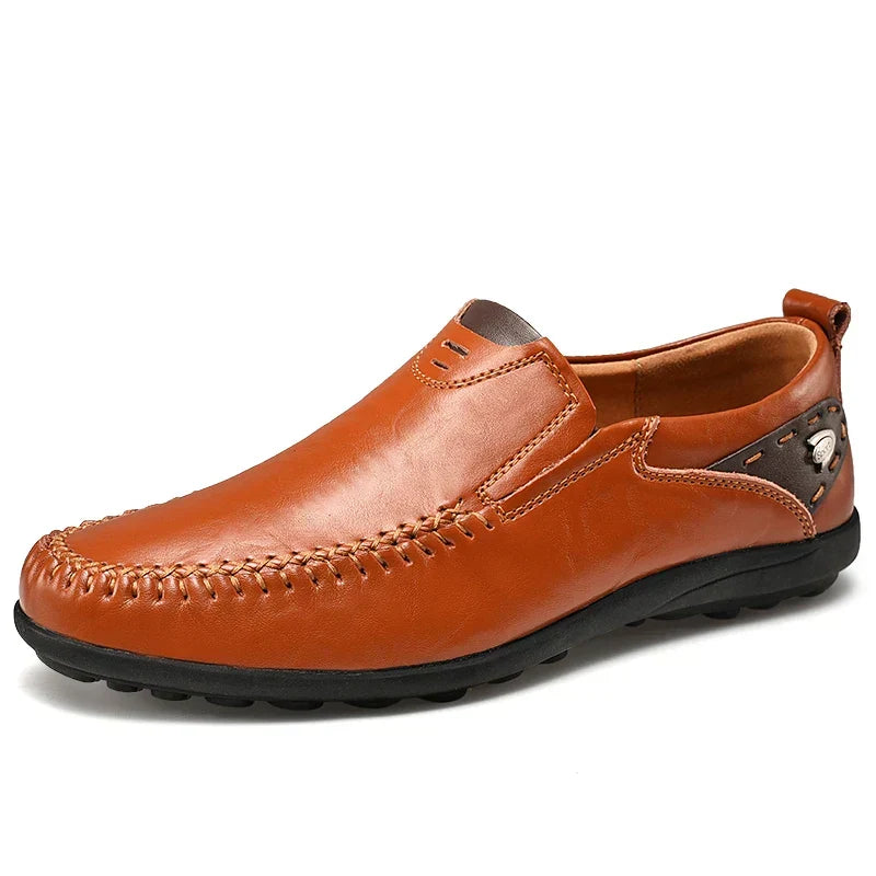 Herre loafers som slip-on med moccasinstikninger og flad profileret sål