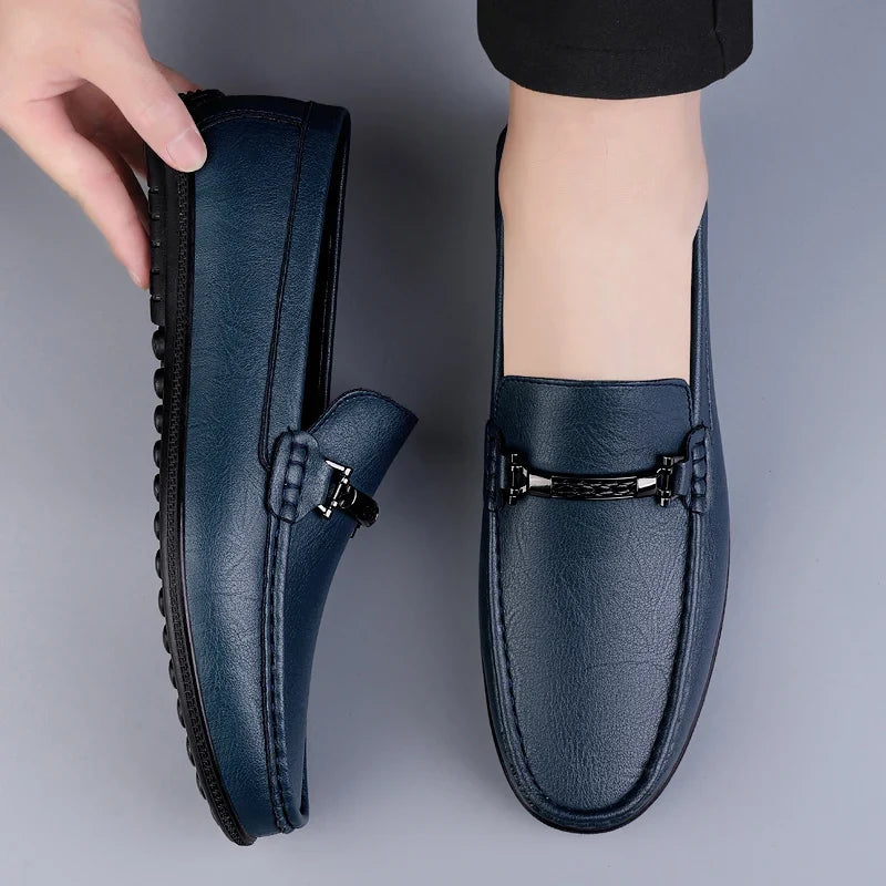 Loafers med dekorativ rem, rund tå og flad sål