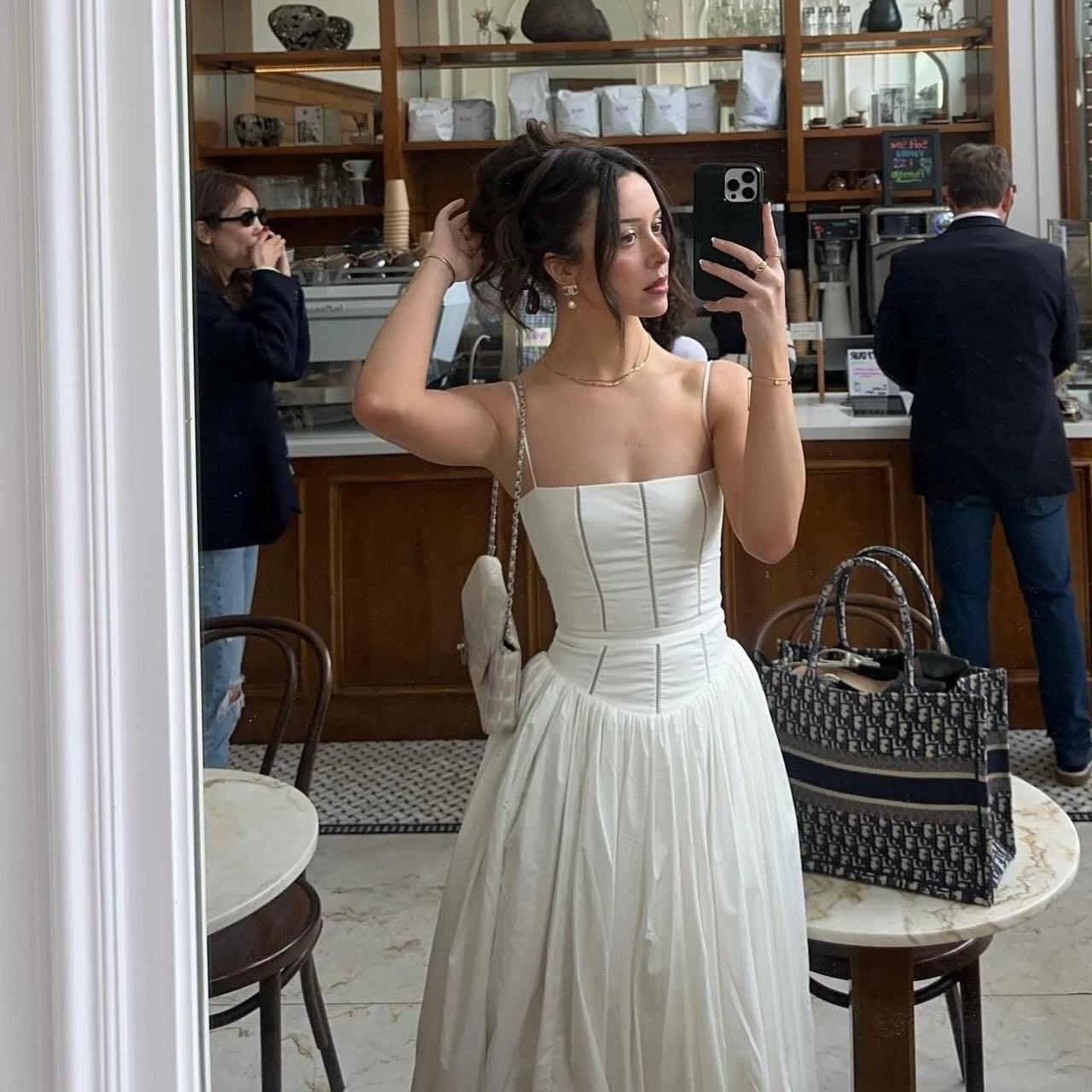 Hvid Blomster Cocktailkjole – Elegant Midi til Sommer og Fest