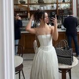 Hvid Blomster Cocktailkjole – Elegant Midi til Sommer og Fest