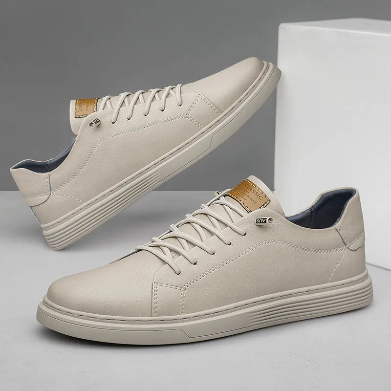 Klassiske herre sneakers med snørebånd og flad rillet sål