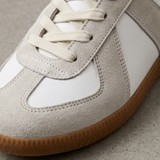 Herre sneakers med retro snit, snørebånd, rund tå og flad gummisål