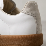 Herre sneakers med retro snit, snørebånd, rund tå og flad gummisål