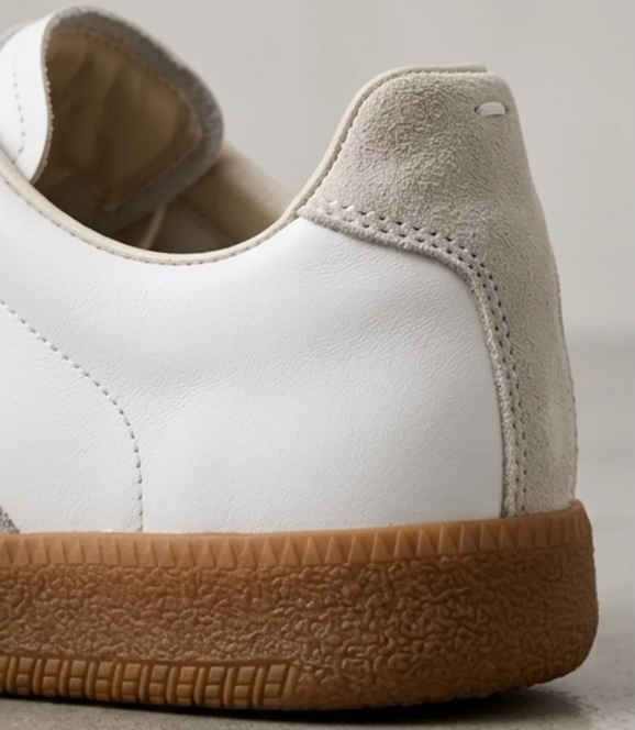 Herre sneakers med retro snit, snørebånd, rund tå og flad gummisål