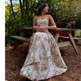Hvid Blomster Cocktailkjole – Elegant Midi til Sommer og Fest