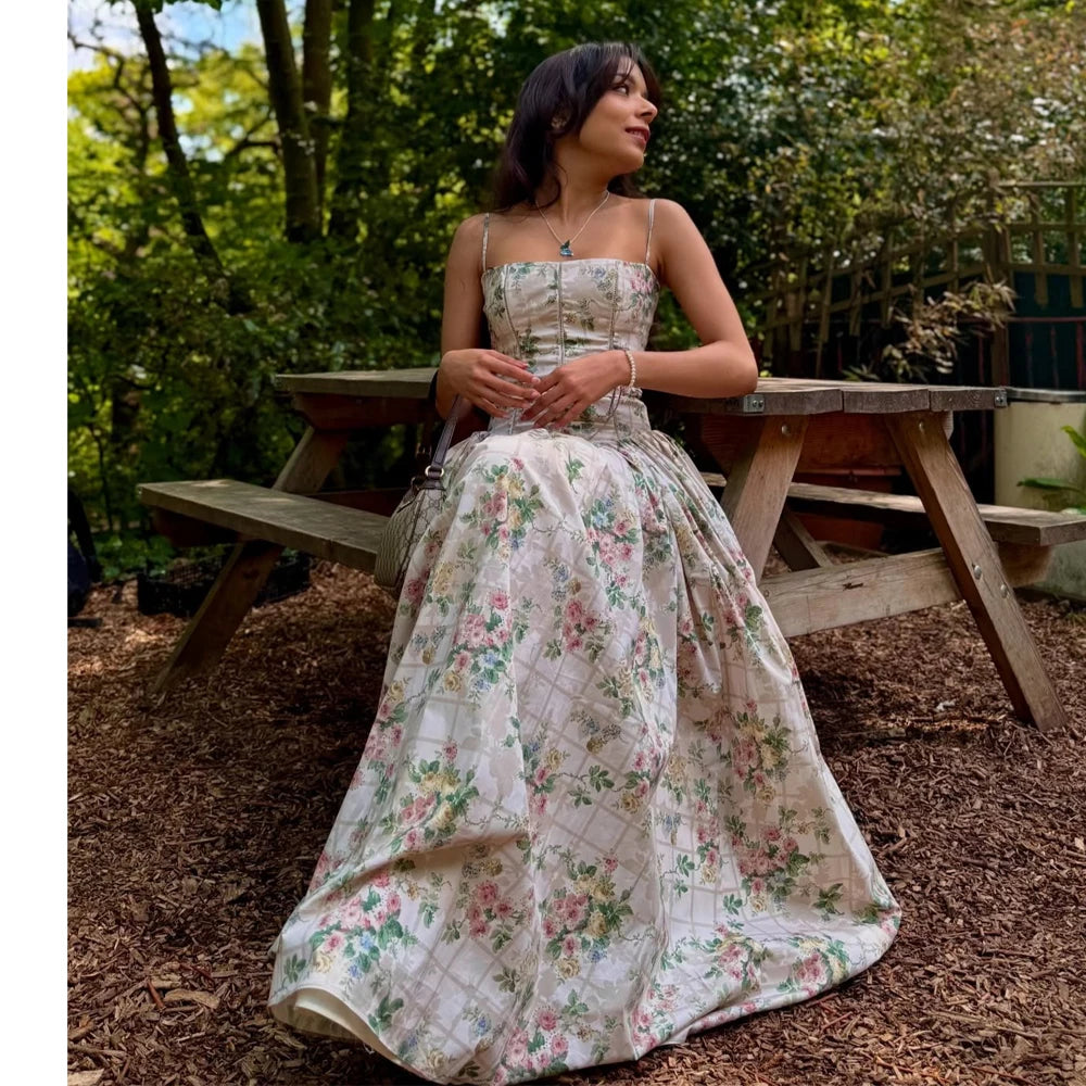 Hvid Blomster Cocktailkjole – Elegant Midi til Sommer og Fest