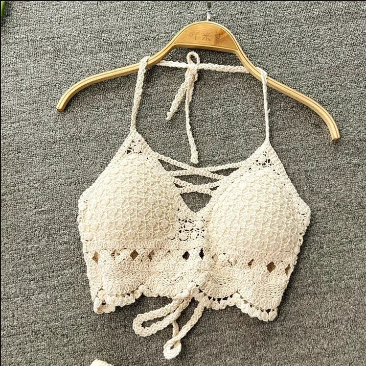 Retro Halterneck Top med Blondedetaljer – Sexet Crop med Indbygget BH