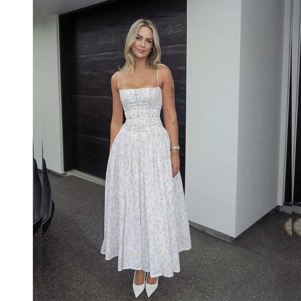 Hvid Blomster Cocktailkjole – Elegant Midi til Sommer og Fest