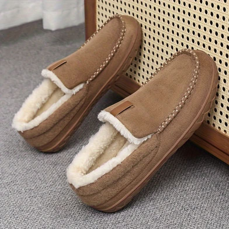 Herre-hjemmesko med sort moccasinfront, kontrastkant og flad sål