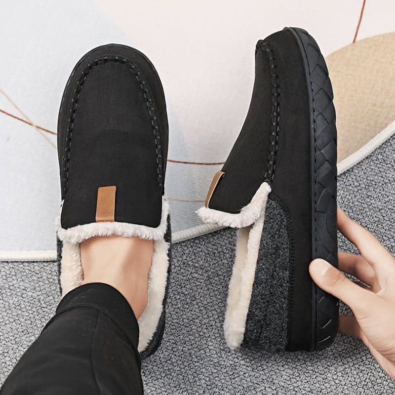 Herre-hjemmesko med sort moccasinfront, kontrastkant og flad sål