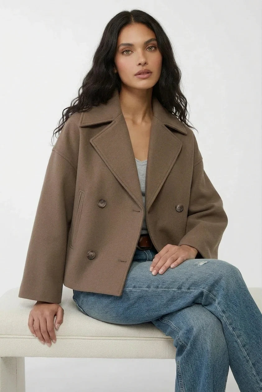 Kort Damejakke – Stilfuld Cropped med Dobbeltknap Design