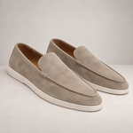 Herreloafers med mokkasinsnit, dekorativ rem, synlige stikninger og flad lys sål