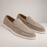 Herreloafers med mokkasinsnit, dekorativ rem, synlige stikninger og flad lys sål