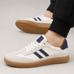 Lave herre sneakers med kontraststriber, snørebånd og flad brun sål