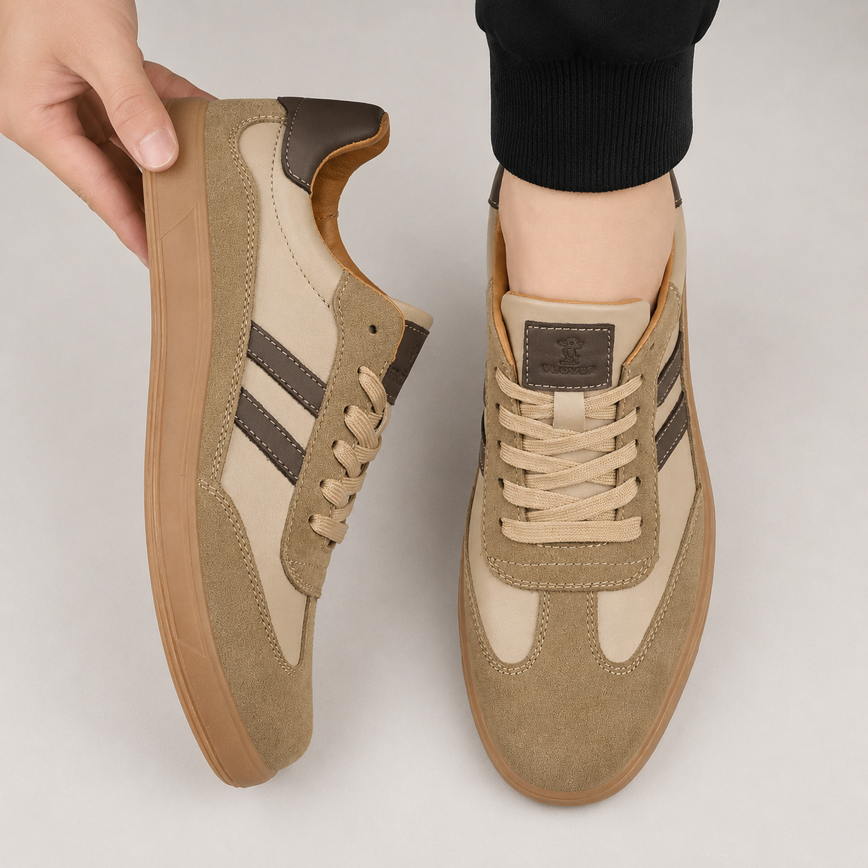 Lave herre sneakers med kontraststriber, snørebånd og flad brun sål