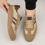 Lave herre sneakers med kontraststriber, snørebånd og flad brun sål
