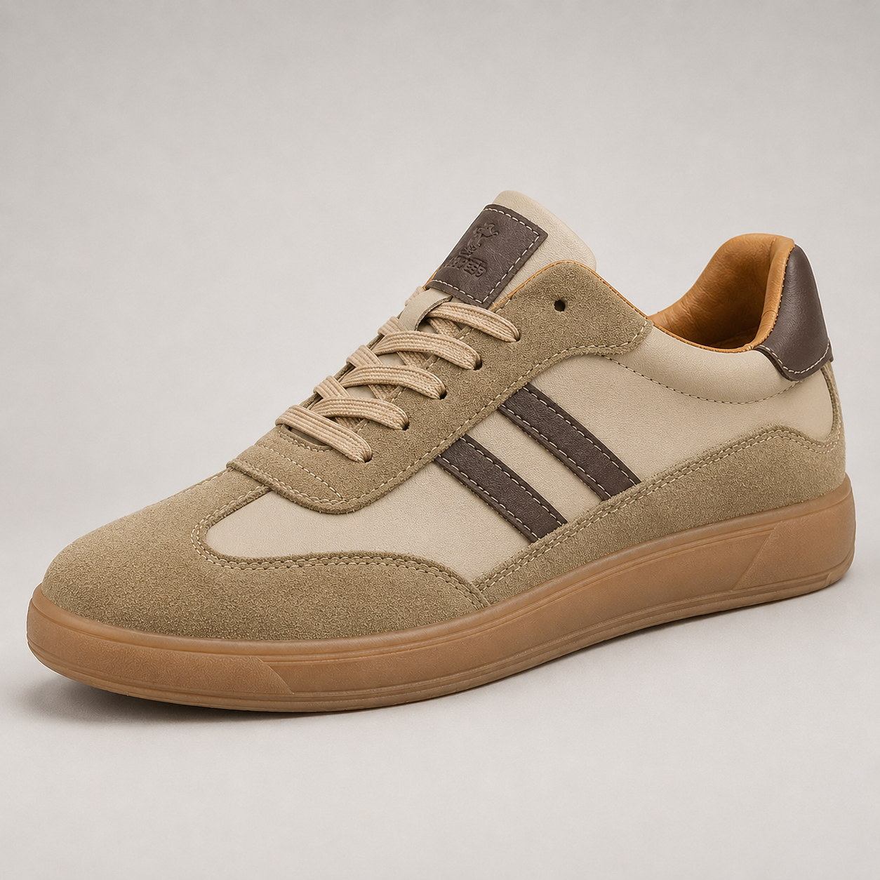 Lave herre sneakers med kontraststriber, snørebånd og flad brun sål