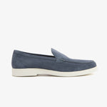 Blå loafers med rund tå, flad lys sål og slip-on-design