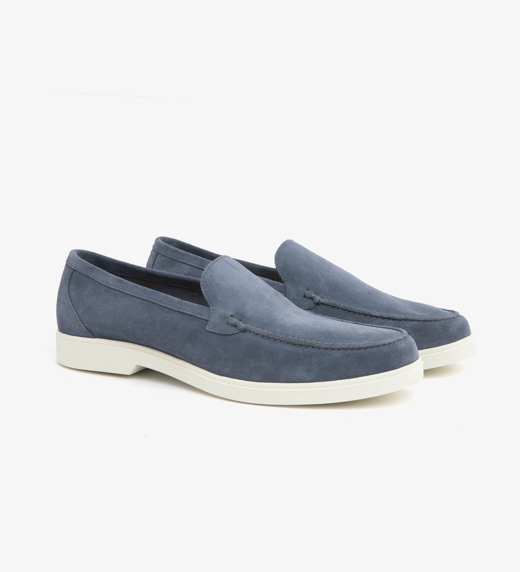 Blå loafers med rund tå, flad lys sål og slip-on-design