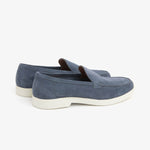 Blå loafers med rund tå, flad lys sål og slip-on-design