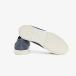 Blå loafers med rund tå, flad lys sål og slip-on-design