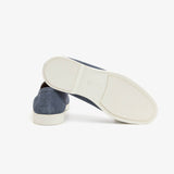 Blå loafers med rund tå, flad lys sål og slip-on-design