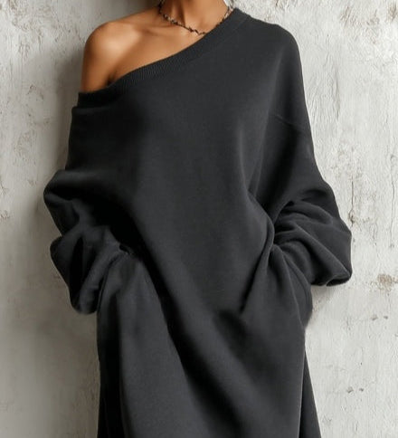 Sort sweatshirtkjole med asymmetrisk hals, lange ærmer og maxi længde