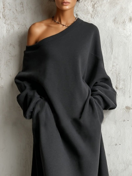 Sort sweatshirtkjole med asymmetrisk hals, lange ærmer og maxi længde