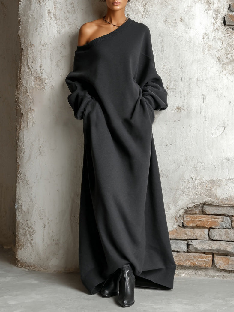 Sort sweatshirtkjole med asymmetrisk hals, lange ærmer og maxi længde