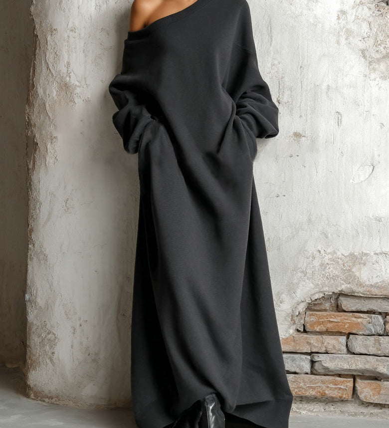 Sort sweatshirtkjole med asymmetrisk hals, lange ærmer og maxi længde
