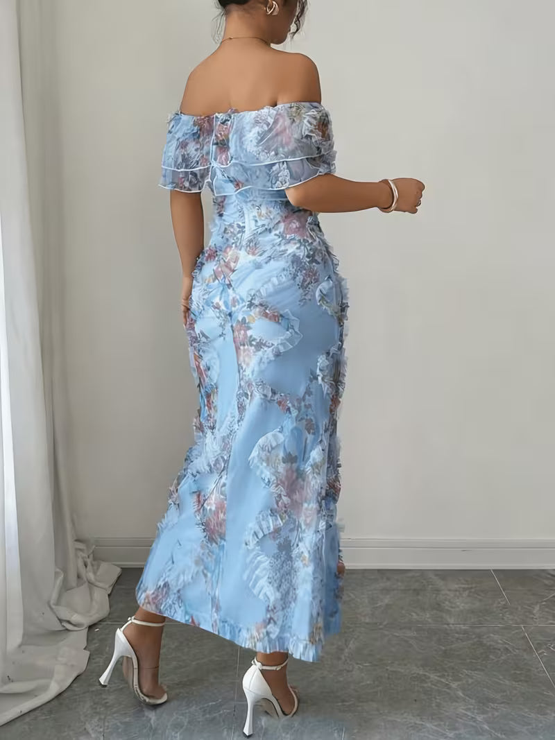 Kvinde i blå blomsterprintet off-shoulder maxikjole