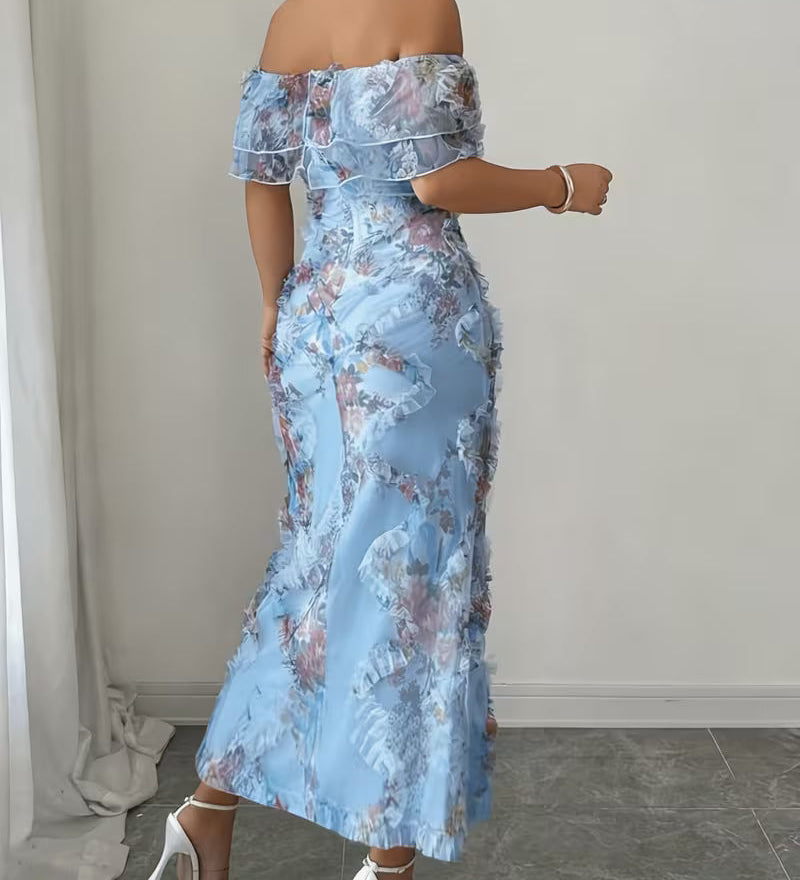 Kvinde i blå blomsterprintet off-shoulder maxikjole