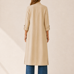 Lang dame-trenchcoat med åben front og opsmøgede ærmer
