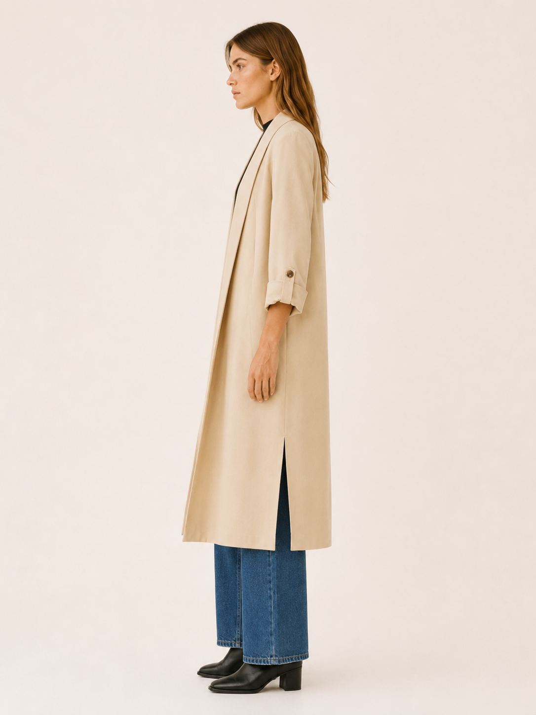 Lang dame-trenchcoat med åben front og opsmøgede ærmer
