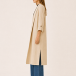 Lang dame-trenchcoat med åben front og opsmøgede ærmer