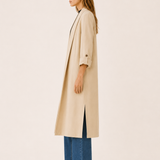 Lang dame-trenchcoat med åben front og opsmøgede ærmer