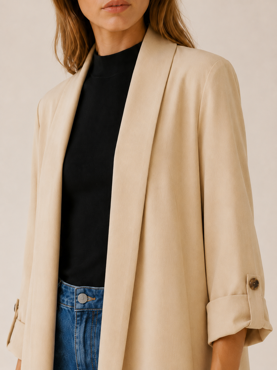 Lang dame-trenchcoat med åben front og opsmøgede ærmer