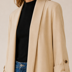 Lang dame-trenchcoat med åben front og opsmøgede ærmer
