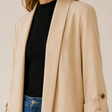 Lang dame-trenchcoat med åben front og opsmøgede ærmer