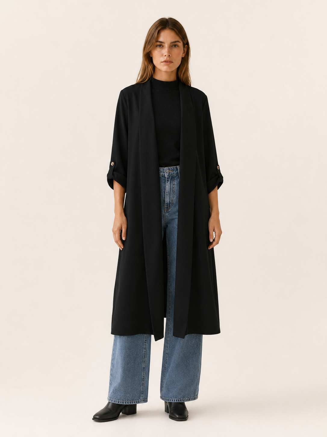 Lang dame-trenchcoat med åben front og opsmøgede ærmer