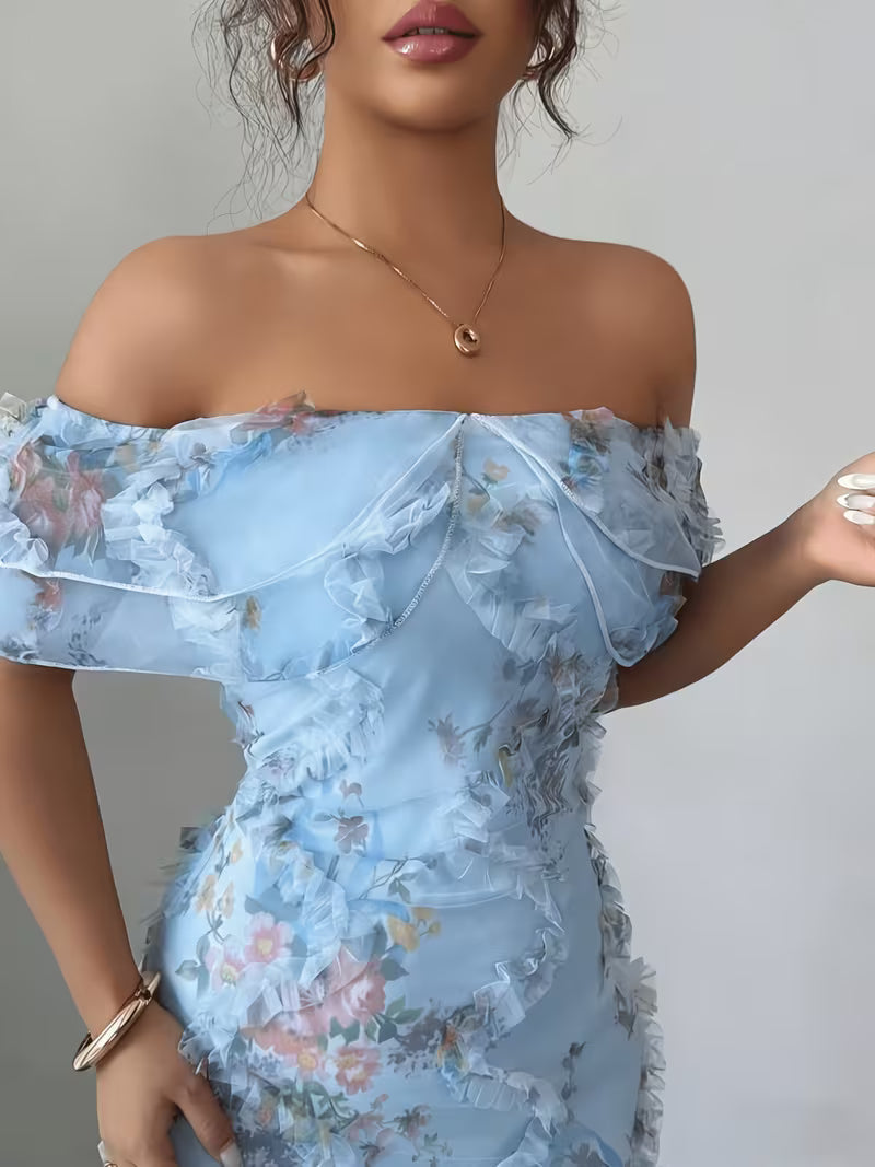 Kvinde i blå blomsterprintet off-shoulder maxikjole