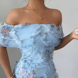 Kvinde i blå blomsterprintet off-shoulder maxikjole