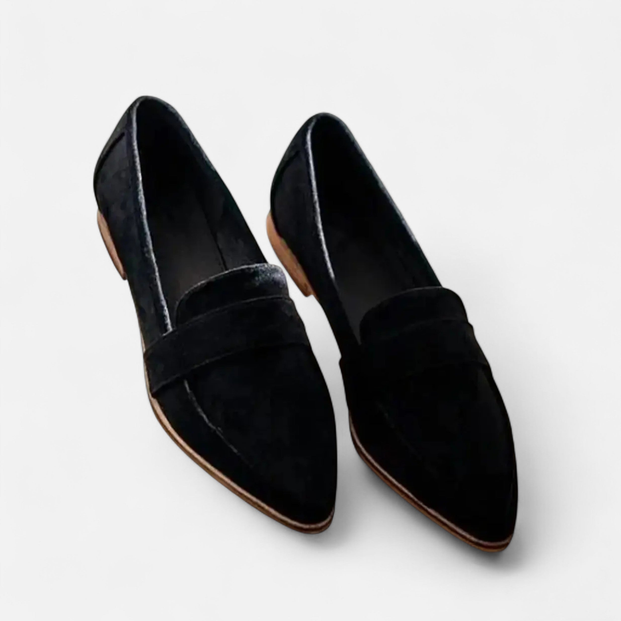 Dame loafers med spids tå, lav hæl og rem over vristen